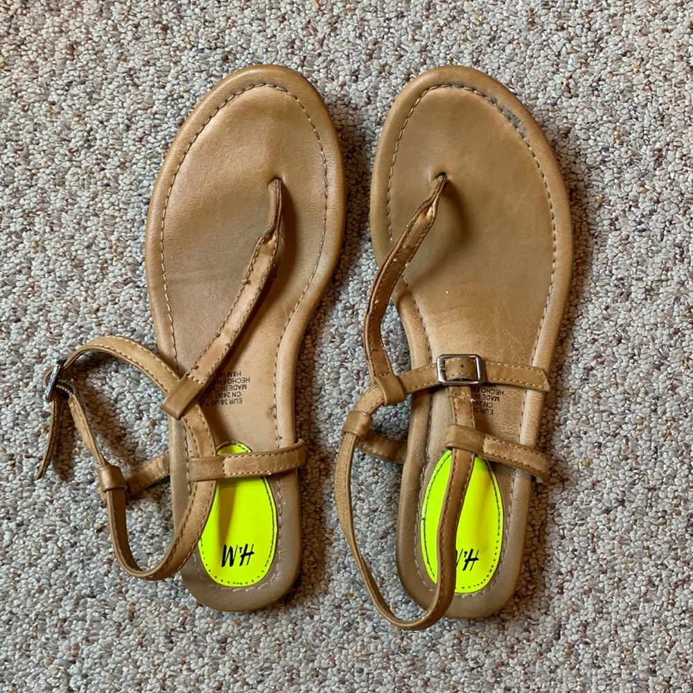 Tan flip flop with neon heel pad